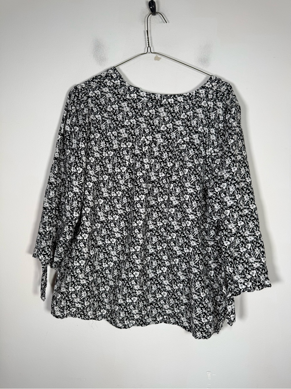 Jones & Co Women’s NWT Size 1X Black & White Floral V-Neck Top Sleeve Tie - Picture 3 of 7